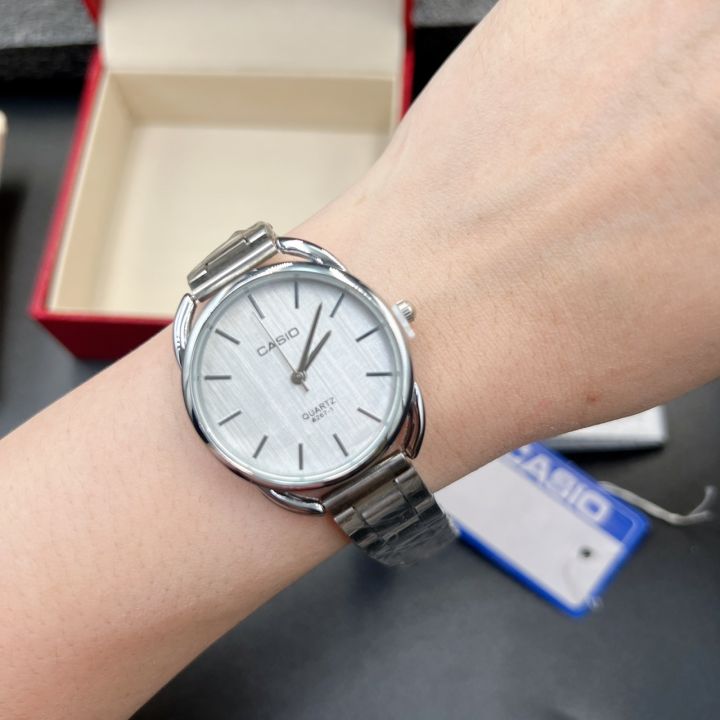 นาฬิกาข้อมือแฟชั่นผู้หญิง-สายเลทสีเงิน-หน้าปัดหลากสี-พร้อมกล่องแถมฟรีสวยมาก-มีของพร้อมส่ง