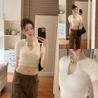 ครีม/ดำ SLYQ ? FLUFFY DEEP NECK KNIT TOP เสื้อเบลาส์ผ้าขนแต่งสร้อยคอ