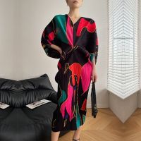 【YF】 Miyake Pleated Dress New Original Design Loose Slimming Medium Length V-Neck Elegant Bat Sleeve WomenS Party 2023 Spring