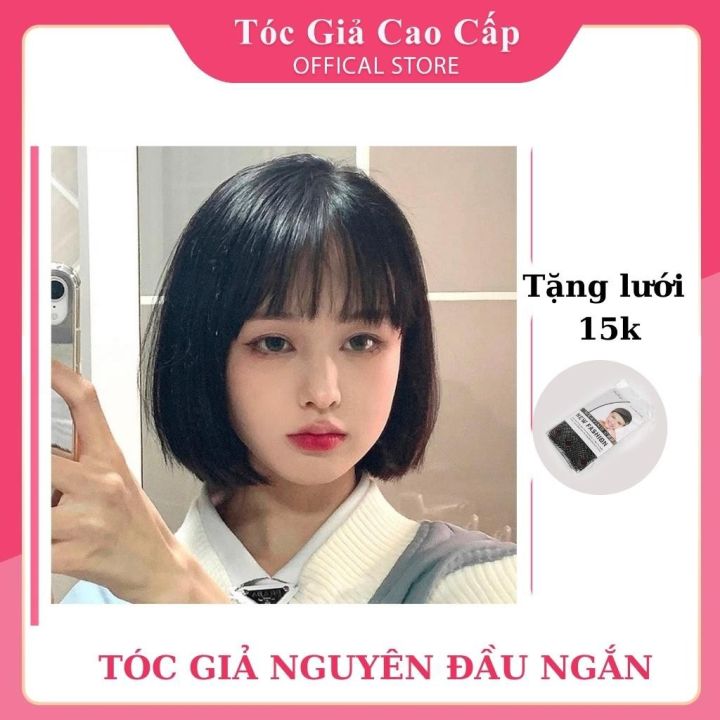 Tóc giả nữ nguyên đầu ngắn mang lại vẻ trẻ trung và năng động. Bạn sẽ thấy sự khác biệt rõ ràng trong phong cách của mình khi trang điểm cùng kiểu tóc này. Hãy xem hình để tìm hiểu thêm về sản phẩm.