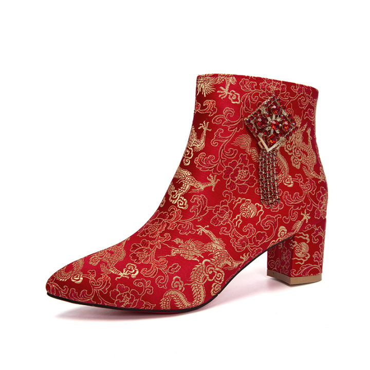 รองเท้าบูทสั้นสีแดงของผู้หญิง-รองเท้าแต่งงานปักลายสไตล์จีนพร้อมพู่-รองเท้าบูทหุ้มข้อแฟชั่นส้นสูงสไตล์ชาติพันธุ์