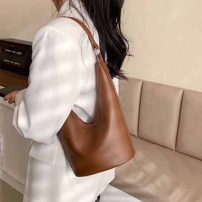 High quality fashion inclined shoulder bag bag female autumn/winter 2021 new tide of fashion one shoulder bag small bucket bag