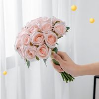ดอกกุหลาบปลอม ดอกไม้งานแต่งงาน ช่อดอกไม้สำหรับเจ้าสาว ช่อละ 18 ดอก ดอกไม้ตกแต่งบ้านอุปกรณ์จัดงานแต่งงาน ดอกไม้ประดับ
