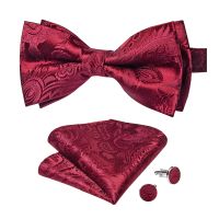 (Celebrity Menswear)มาใหม่ Pre ผูกโบว์ผูกผ้าไหมสีแดงดอกไม้แต่งงาน Bowtie สำหรับผู้ชายผีเสื้อโบว์กระดุมข้อมือผ้าเช็ดหน้าชุดชายสูทอุปกรณ์เสริม