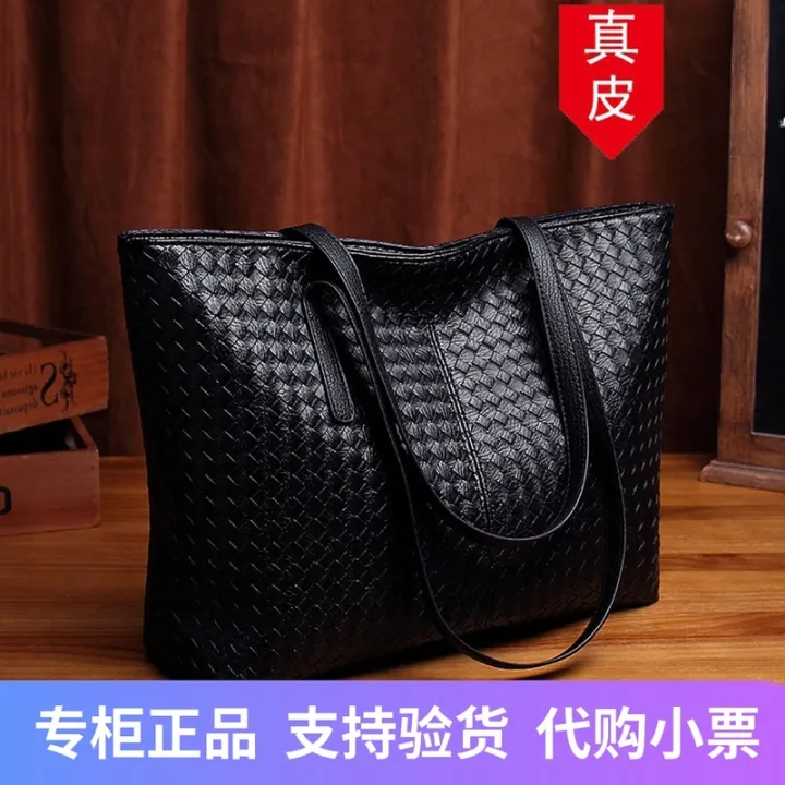 Hong Kong bought leather female bag 2022 new black woven bag shopping