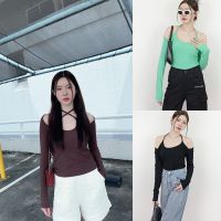 SLYQ KARINA TIE NECK RIBBED TOP เสื้อปาดไหล่แขนยาว ผ้าร่องเล็ก แขนยาวคลุมมือ