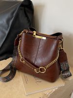 High-end retro niche bag 2023 new womens bag fashionable wide shoulder strap versatile crossbody bag popular bucket bag 【JYUE】