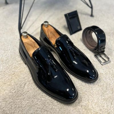 รองเท้าโลฟเฟอร์สีดำสำหรับผู้ชายพู่หนังแก้วรองเท้าทางการแต่งงานผู้ชายธุรกิจขนาด38-46 Gratis Ongkir ใหม่