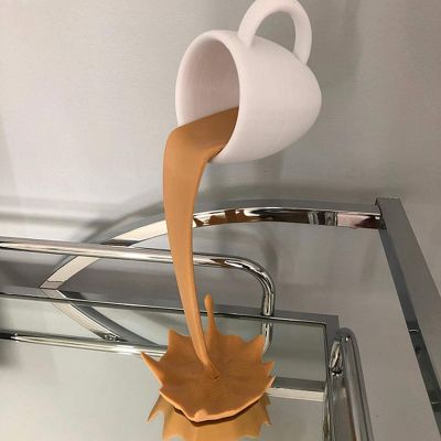 【High-end cups】ถ้วยกาแฟลอยประติมากรรมตลกเทของเหลวสาดแก้ว3D ศิลปะเครื่องประดับสำหรับสำนักงานสก์ท็อปตกแต่งบ้านห้องครัว