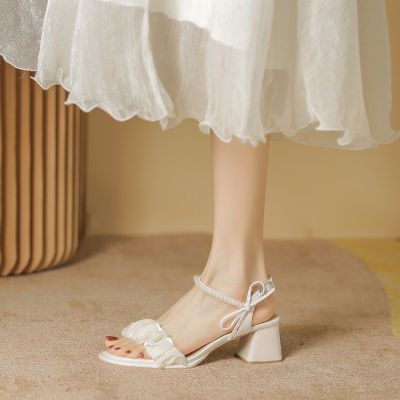รองเท้าแตะส้นหนาผู้หญิง 2023 ฤดูร้อนใหม่สไตล์นางฟ้าโบว์หัวเหลี่ยมมุกสายรัดรองเท้าแตะส้นสูงผู้หญิง