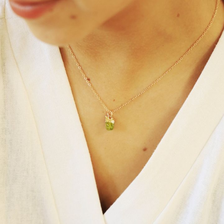 natural-birthstone-peridot-august-necklace-rough-gemstone-pendant-gold-plated-crystal-stone-dainty-minimalist-jewelry-for-women