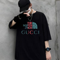 เสื้อยืดคุณภาพดี  เสื้อยืดแขนสั้น ผ้าฝ้าย พิมพ์ลายโลโก้ Gucci x North สําหรับผู้ชาย และผู้หญิงwEQ