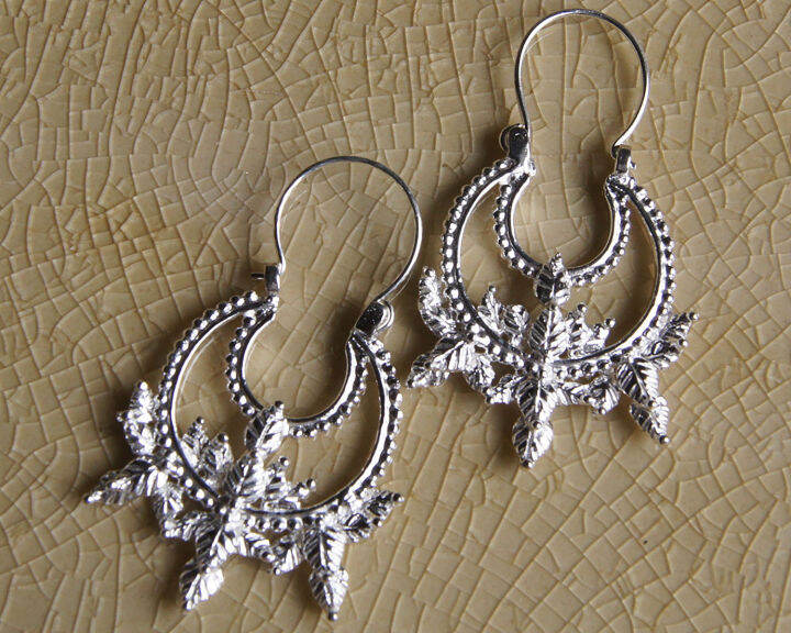 thai-design-earrings-flower-sterling-white-silver-925-ลวดลายไทย-น่ารักทำจากมึอลวดลายไทยตำหูเงินสเตอรลิงซิลเวอร-ขาว-สวยของฝากที่มีคุณค่างาม