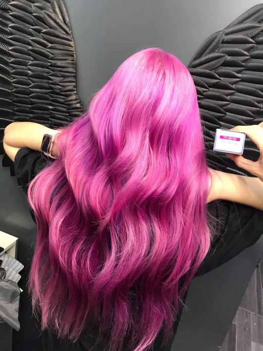 Thuốc nhuộm tóc màu hồng tím khói Tplus 99/66 có thể khiến bạn phải \'điên đảo\' trước sự độc đáo của nó. Với sự kết hợp tinh tế giữa màu hồng và tím, bạn sẽ tỏa sáng hơn bao giờ hết. Hãy xem hình ảnh liên quan để cảm nhận vẻ đẹp của mái tóc nhuộm này.
