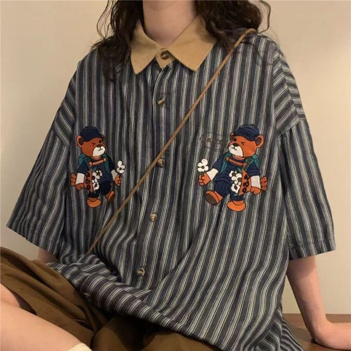 เสื้อลำลองแขนสั้นญี่ปุ่นย้อนยุคแนวตั้ง2023เสื้อคู่รักปุ่มพิมพ์หมีเสื้อฤดูร้อนสไตล์พังค์