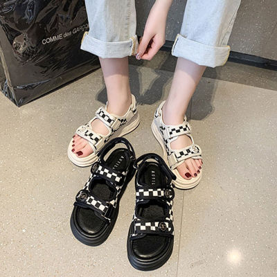 royallovers ✨（พรีออเดอร์）✨รองเท้าแตะส้นแบนสตรีด้านนอกหนารองเท้ากีฬาลำลองรองเท้าชายหาดทุกการแข่งขัน Velcro กระดานหมากรุกรองเท้าผู้หญิง