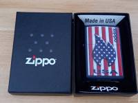 ZIPPO 48560  ZIPPO PATRIOTIC FLAME DESIGN   สีน้ำเงินเข้มเมทาลิคลายแบบสกรีน   ของใหม่ไม่ผ่านการใช้งาน  มาพร้อมกล่องตรงรุ่น  รับประกันของแท้นำเข้า