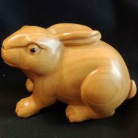 Netsuke sculpté à la main en buis japonais lapin de 2 po CQ117