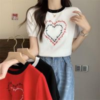 A one(พร้อมส่ง/93052)เสื้อยืดผู้หญิงฤดูร้อน 2022 ใหม่แขนสั้นคอกลมเกาหลีเสื้อถักแบบสบาย ๆ ส่วนบางปักลายหัวใจ เสื้อสีแดงหญิง