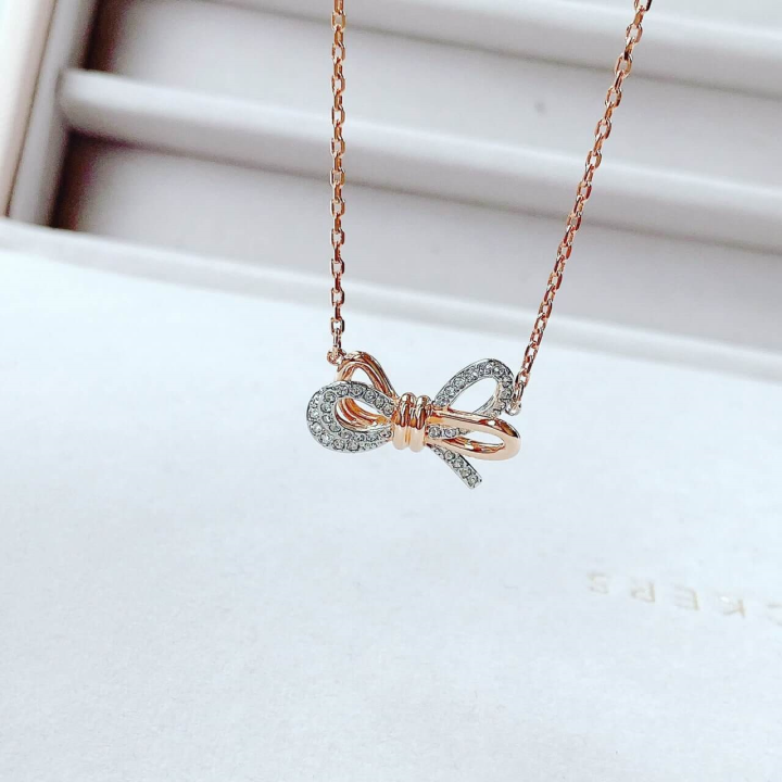 สินค้าพร้อมส่งในไทยของแท้100-swarovskiของแท้-swarovskiแท้-สวาล๊อฟกี-swarovski-lifelong-bow-necklace-swarovski-กำไลข้อมือ-สวารอฟส-ของแท้-100-ของขวัญสำหรับคนพิเ