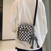 COD DSFERTEREERRE Oblique satchel male popular logo single men shoulder bag ba斜挎包男潮牌单肩包男士挎包背包女休闲格子小包手机挂包蹦迪