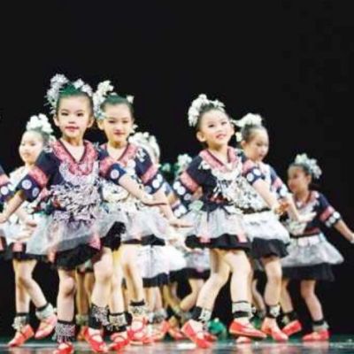 สไตล์ดอกบัวน้อยเด็กชุดเต้นรำชนกลุ่มน้อย Miao Little Silver Craftsman ชุดเวที Hongshan Fruit Watch ชุดการแสดง Yi