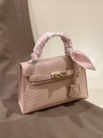 【Hot Sale】 High-quality niche light luxury daughter bag 2023 new hand-held womens high-end one-shoulder Messenger