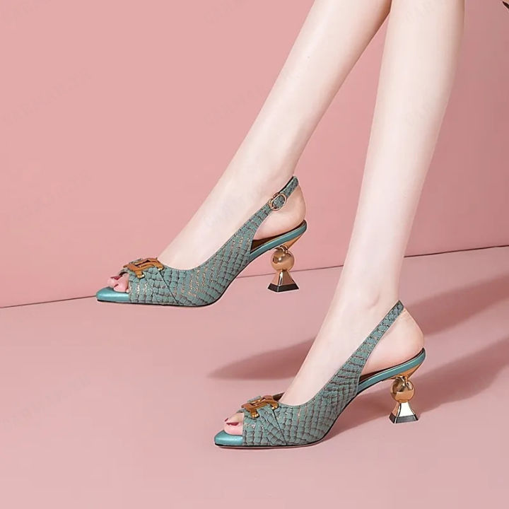 carmar-รองเท้าแตะสุดชิค-มีเอกลักษณ์เฉพาะตัว-สำหรับผู้หญิงที่ชอบสไตล์เท่ๆ