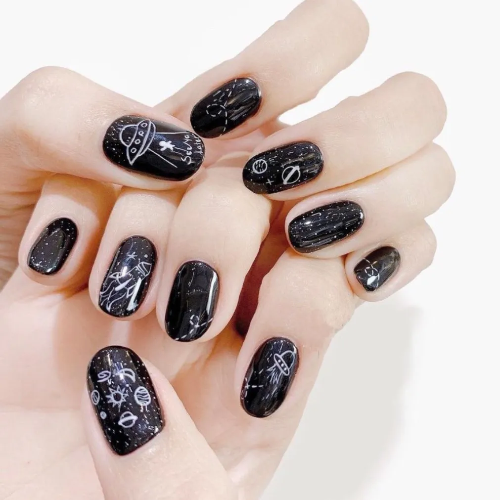 Nail đen: Với màu sắc đen sang trọng và quyến rũ, nail đen chính là lựa chọn hoàn hảo để bạn tạo nên một phong cách cá tính và đầy ấn tượng cho đôi móng của mình. Hãy thử ngay để cảm nhận sự khác biệt mà nail đen mang lại.