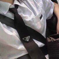 Prada ผูกมือเย็บ P จดหมายผูกอินเทรนด์ผูกอุปกรณ์นักเรียนชายและหญิงทุกการจับคู่สีดำมันวาวผูก