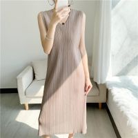 2023 Hot Miyake style pleated womens dress V-neck sleeveless summer new maternity pleated skirt mid-length dress