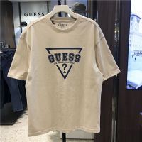 Guess ใหม่ เสื้อยืดคอกลม แขนสั้น ทรงสามเหลี่ยม มาตรฐาน ขนาดใหญ่ แฟชั่นฤดูใบไม้ผลิ และฤดูร้อน สําหรับผู้ชาย และผู้หญิง