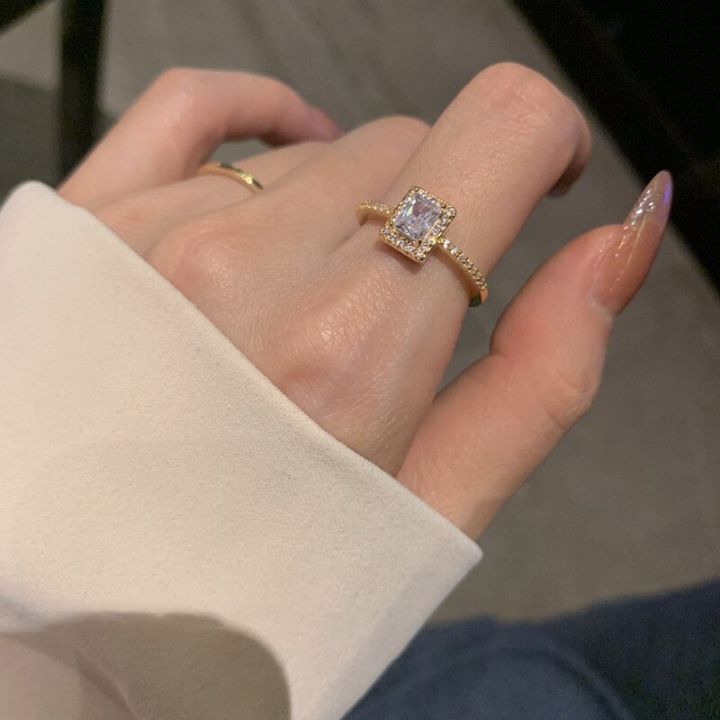แหวนหมั้นเพชรโมอิสคลาสสิกสุดหรูสำหรับผู้หญิงแหวนนำโชค2023เหลี่ยมเครื่องประดับแหวนบุคลิกภาพมีเสน่ห์