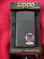 ZIPPO 1618ZB  SLIM ZIPPO LOGO  BLACK MATTE COLOR IMAGE  ผลิตปี1991  สีดำขอบแดง โลโก้  ของใหม่ไม่ผ่านการใช้งาน  มาพร้อมกล่องพลาสติกทรงเหลี่ยม  รับประกันของแท้