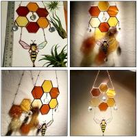 รังผึ้ง Sun Catcher Bee Honeycomb Stained Glass Window Hangings Sun Catcher เครื่องประดับ Bee Day ป้ายประตูแขวนตกแต่งสำหรับ