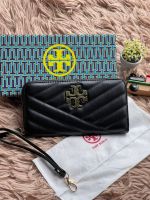 กระเป๋าสตางค์ ใบยาว มีสายคล้องมือ Tory Burch Kira Long Wallet กระเป๋าสตางค์ใบนี้รับรองว่า ถูกอกถูกใจของสาว ๆ ที่ชอบความเรียบหรูอย่างแน่นอน