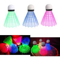 ลูกแบดมินตันพลาสติกเรืองแสงลูกไฟสีสันสดใสลูกแบดมินตันแบดมินตัน LED 3ชิ้น