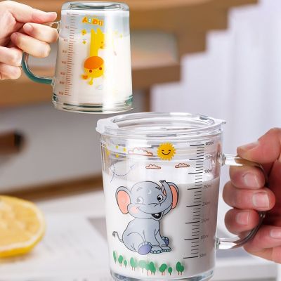 【High-end cups】การ์ตูนแก้วแก้วที่มีฝาปิดจับปิเปตวัดเด็กถ้วยนมไมโครเวฟน่ารักอาหารเช้านมผงถ้วยที่มีขนาด