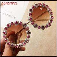 CONGMING สง่างามเรียบหรู แว่นกันแดด Bling ตกแต่งด้วยพลอยเทียม การป้องกัน UV400 เลนส์ไล่ระดับสี เรโทร แว่นกันแดดกรอบกลม สำหรับผู้หญิงและผู้ชาย