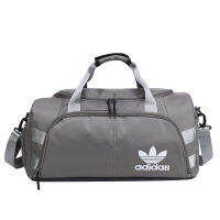 [ลดราคา] Adidasˉ แพคเกจวันหยุดสุดสัปดาห์ Duffle Bag แพ็คกระเป๋าท่องเที่ยวกลางแจ้งสไตล์กีฬาแฟชั่นนักเรียน duffel bag กระเป๋าเดินทางสําหรับผู้ชายหรือผู้หญิง Unisex