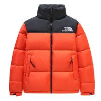 ได้☄THE NORTH FACE เวอร์ชั่นอเมริกาเหนือเสื้อขนเป็ด TNF1996เหนือสำหรับผู้ชายและผู้หญิงกลางแจ้งสั้นอบอุ่นเสื้อแจ็คเก็ตสีส้มชุดสีเงินคู่