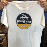 S-5XLPatagonia เสื้อยืดแขนสั้นผ้าฝ้ายพิมพ์ลายคลาสสิคสําหรับผู้ชายและผู้หญิง