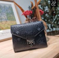 ? Model MC THREE-FOLD WALLET IN VISETOS ภาพไม่เบลอโลโก้ทักแชทนะคะ