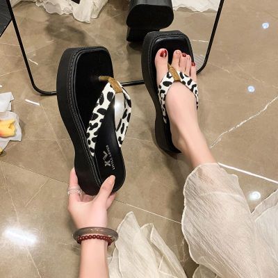 *Elegant Legend ฤดูร้อนแฟชั่นใหม่2023ใหม่ Outwear อเนกประสงค์หนีบเท้าพื้นหนารองเท้าแตะลายเฮอร์ริงโบนผู้หญิงไม่ลื่นส้นแบนรองเท้าแตะ