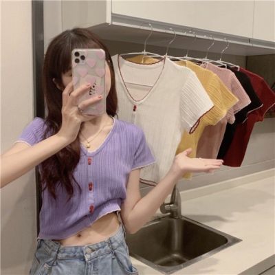 FAMKIL 👚เสื้อครอปไหมพรม แขนสั้น คอวี  กระดุมหน้า มี 6 สี ให้เลือก ฟรีไซส์👚#A111