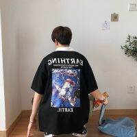 ฮาราจูกุฤดูร้อนเสื้อโปโลมีลายชาย ปกพิมพ์การ์ตูนแขนสั้นเสื้อยืดคอกลมระบายอากาศได้ ออกแบบอย่างสวยงามเสื้อผ้าผู้ชาย