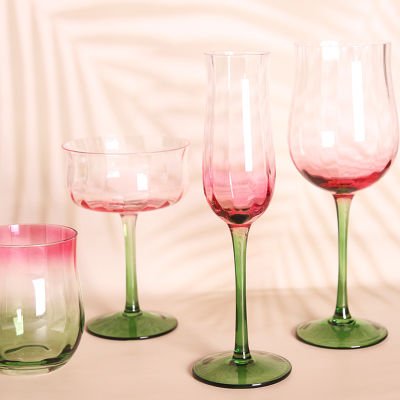 แก้วไวน์แดงยุคกลางที่สร้างสรรค์การไล่ระดับสีแดงเป่าเทียมขอบหนาแน่นเท้าสูงถ้วยไวน์ดอกไม้บานของมนุษย์