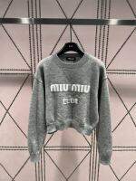 MIUMIU ผ้าแจ็คการ์ดผู้หญิงแจ็คเก็ตจัมเปอร์ฤดูใบไม้ร่วงและฤดูหนาวรุ่นลิมิเต็ด,แฟชั่นทรงหลวมมีตัวอักษร