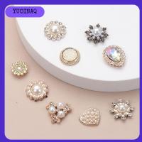 YUOINAQ 10PCS ตัดเย็บเสื้อผ้า คริสตัล รูปดอกไม้ ปุ่ม Rhinestone กิ๊บติดผมไข่มุก เครื่องประดับศีรษะ กระดุมมุก