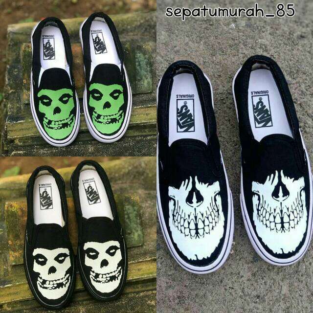 vans-slip-on-misfits-jawbones